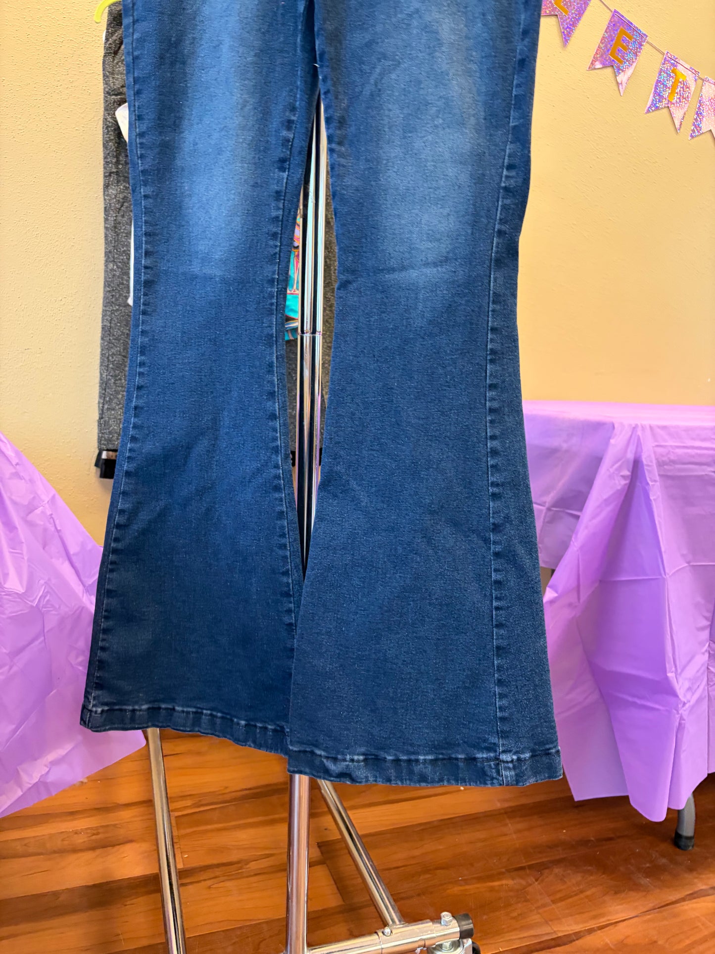 High Waisted Dark Wash Jeans - M