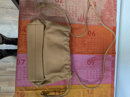 KINIRIA Small Sack Bag in Desert Sand