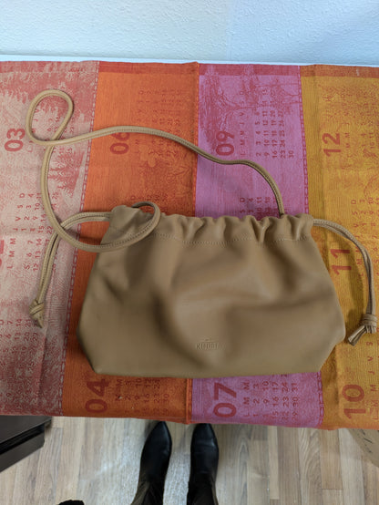 KINIRIA Small Sack Bag in Desert Sand